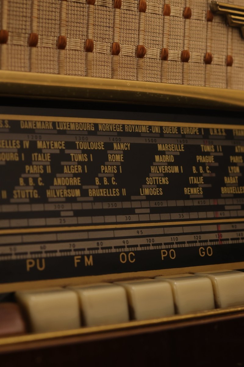 VOUS AVEZ CRAQUÉ POUR UNE vieille radio en brocante ? Ne la laissez pas devenir un simple objet déco. - A.bsolument - Radios Vintage Bluetooth | Fabrication française