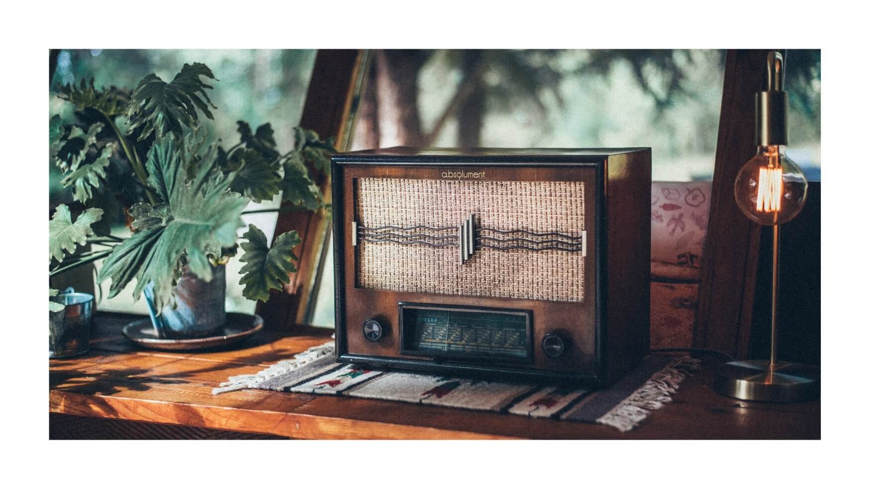 L'invention de la radio, une révolution de la communication.-absolument-enceintes-et-radios-vintage-bluetooth-design