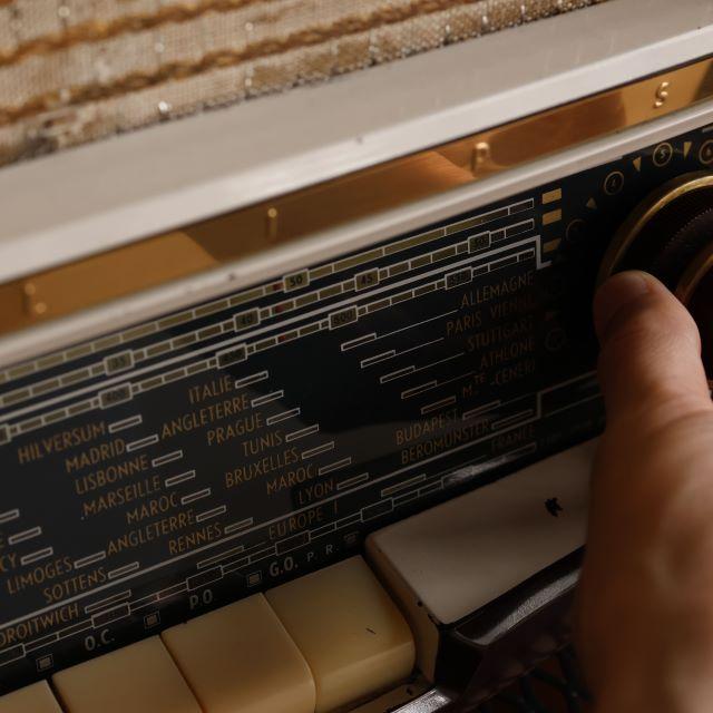 Fin des grandes ondes : Offrez une nouvelle vie à votre poste radio vintage ! - A.bsolument - Radios Vintage Bluetooth | Fabrication française