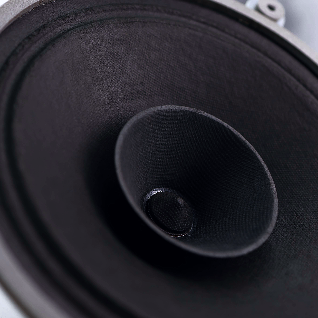 Haut-parleur dโorigine dโune radio vintage