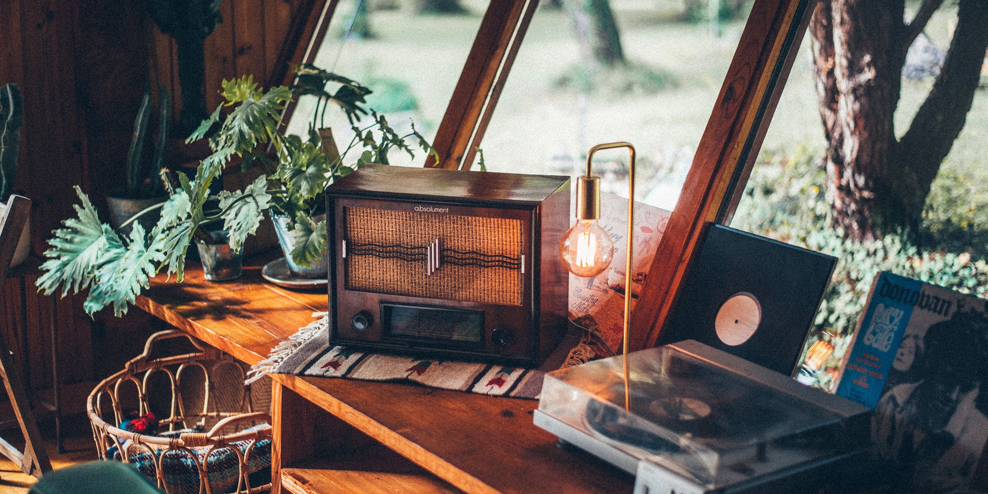 Radio vintage restaurée et modernisée par A.bsolument avec connectivité Bluetooth sur un bureau