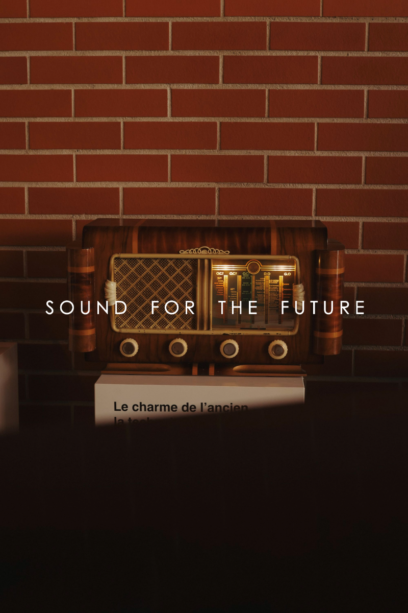 radio vintage, radio modernisée, fond briques rouges, objet design, haut-parleur moderne, Bluetooth, « Sound for the future »