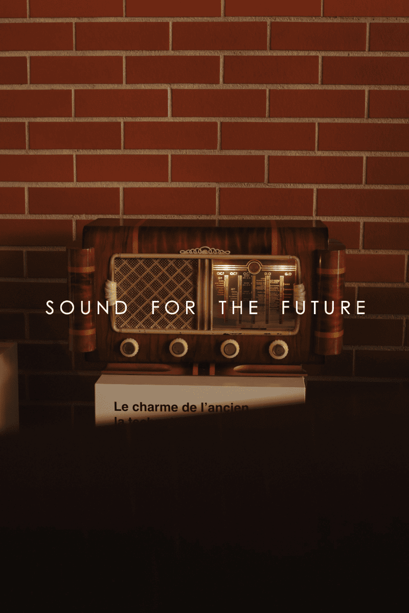 radio vintage, radio modernisée, fond briques rouges, objet design, haut-parleur moderne, Bluetooth, « Sound for the future »