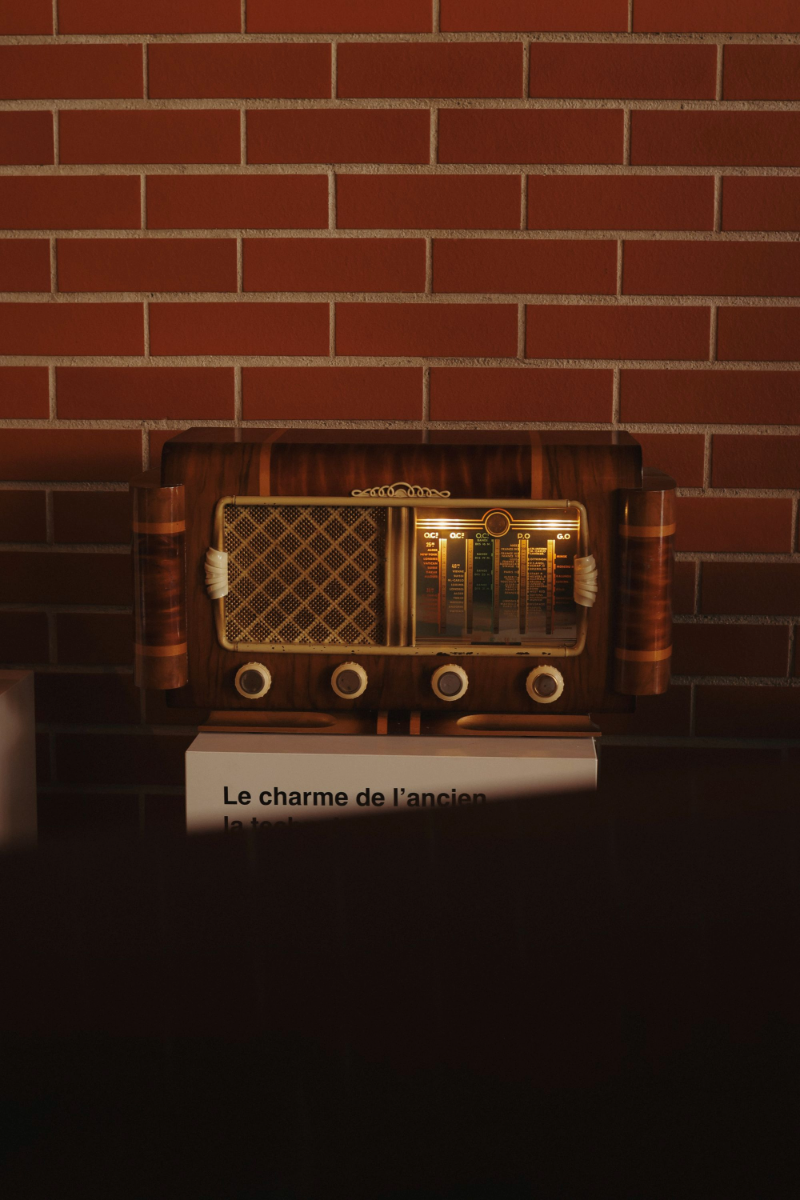 radio vintage, radio modernisée, fond briques rouges, objet design, haut-parleur moderne, Bluetooth, « Sound for the future »
