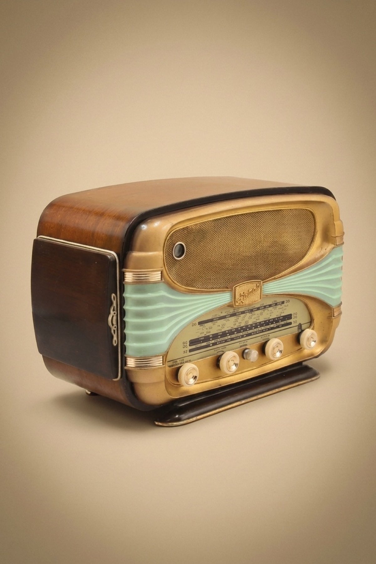 Radio Bluetooth Océanic Surcouf 1954 vue de trois quarts sur fond beige doré - A.bsolument