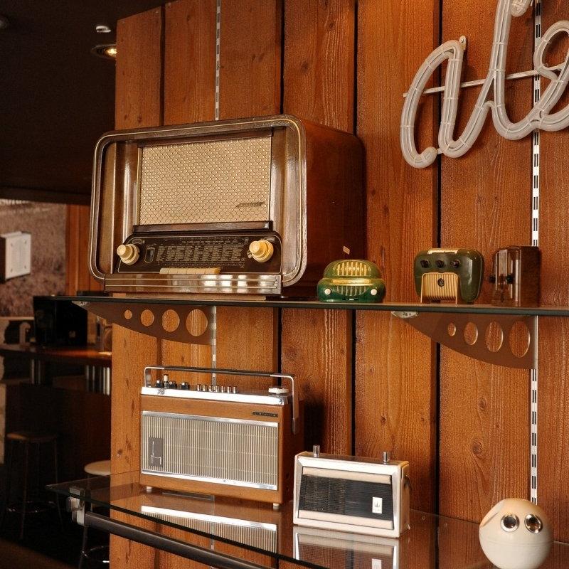 5 astuces pour intégrer une radio vintage dans un intérieur moderne - A.bsolument - Radios Vintage Bluetooth | Fabrication française
