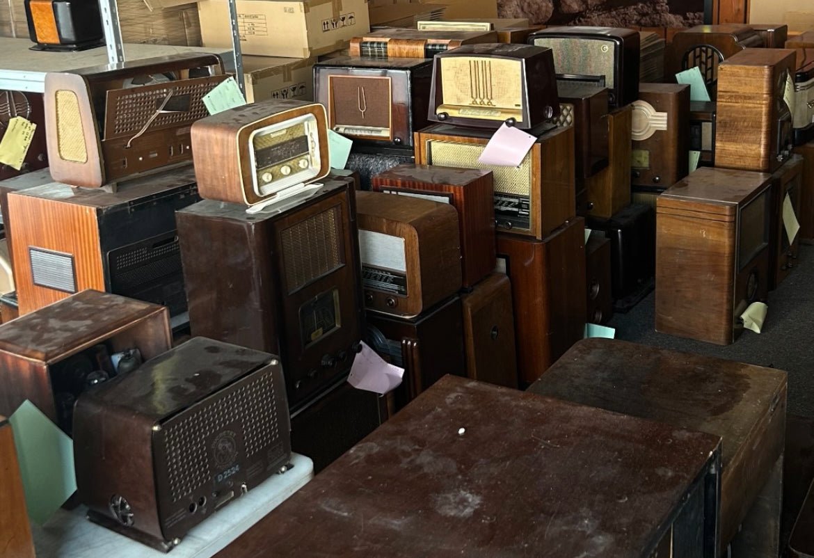 Alerte aux trésors : L'incroyable collection de Radios Vintage qui vient d'arriver à l'atelier. - A.bsolument - Radios Vintage Bluetooth | Fabrication française
