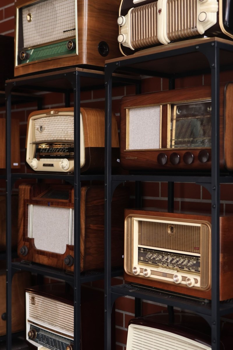 POURQUOI LA RADIO DE NOS GRANDS-MÈRES est devenue l'objet le plus cool du moment (Et comment lui redonner vie) - A.bsolument - Radios Vintage Bluetooth | Fabrication française
