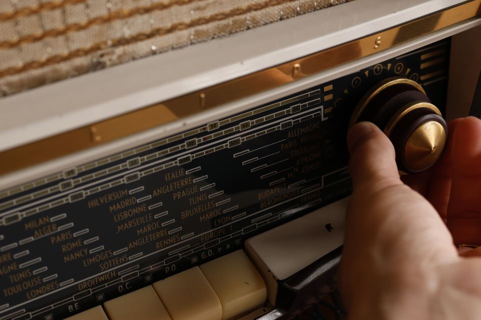 Fin des grandes ondes : Offrez une nouvelle vie à votre poste radio vintage ! - A.bsolument - Enceintes design et radios vintage modernisées | Fabrication française