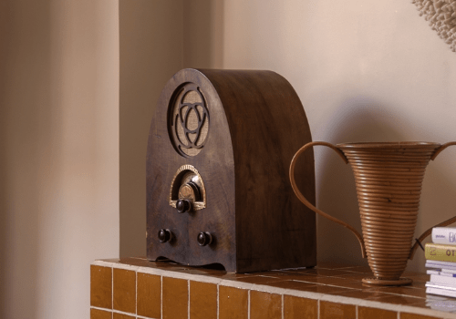 Marre des enceintes sans âme ? L'alternative design que votre salon mérite. - A.bsolument - Radios Vintage Bluetooth | Fabrication française