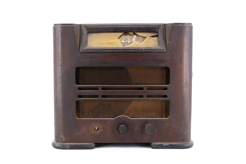 Photo d'une vieille radio vintage en mauvais état