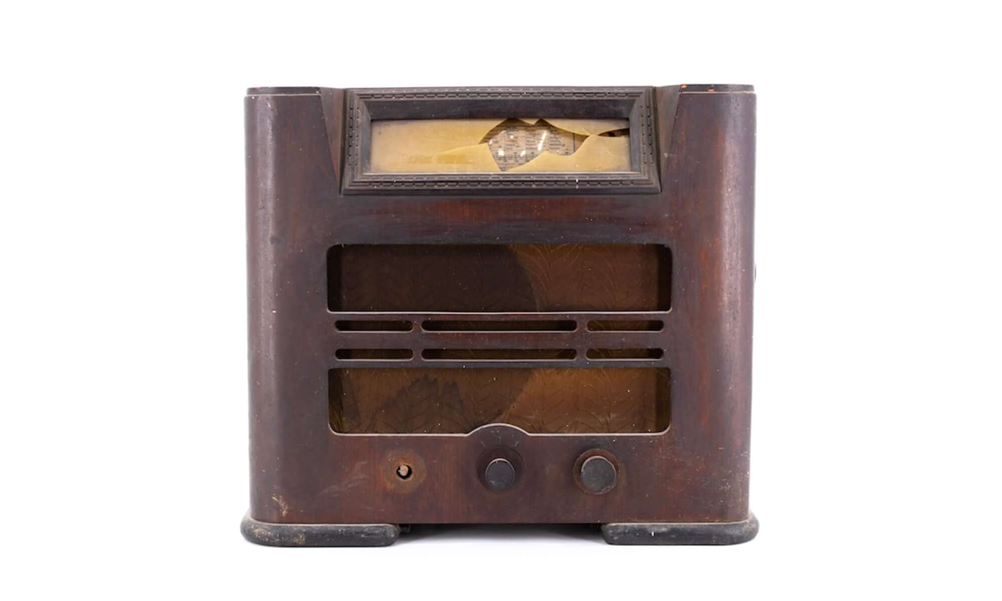 Avant Radio vintage Bluetooth par A.bsolument, design rétro, haute qualité sonore, parfaite pour la décoration intérieure et les amateurs de technologie moderne.