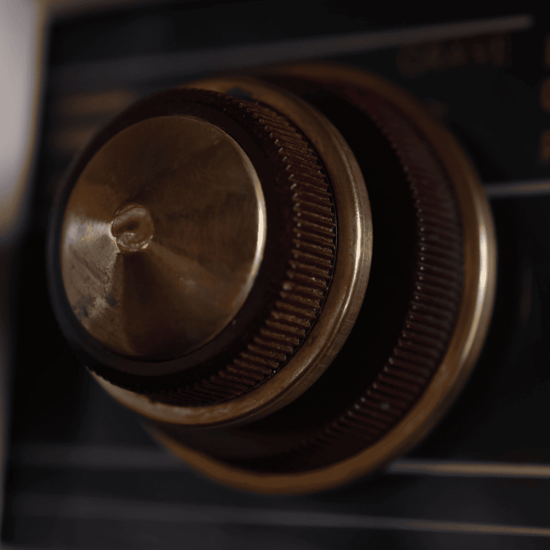 Gros plan sur le bouton d’origine d’une vieille radio modernisée avec fonctionnalité conservée