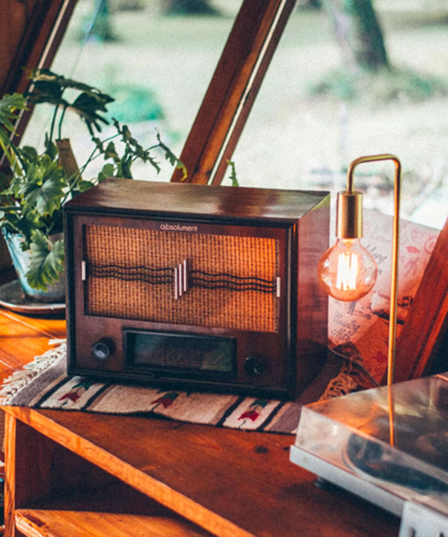 Équipe de A.bsolument, experts en enceintes vintage et radios Bluetooth, innovation et savoir-faire français.