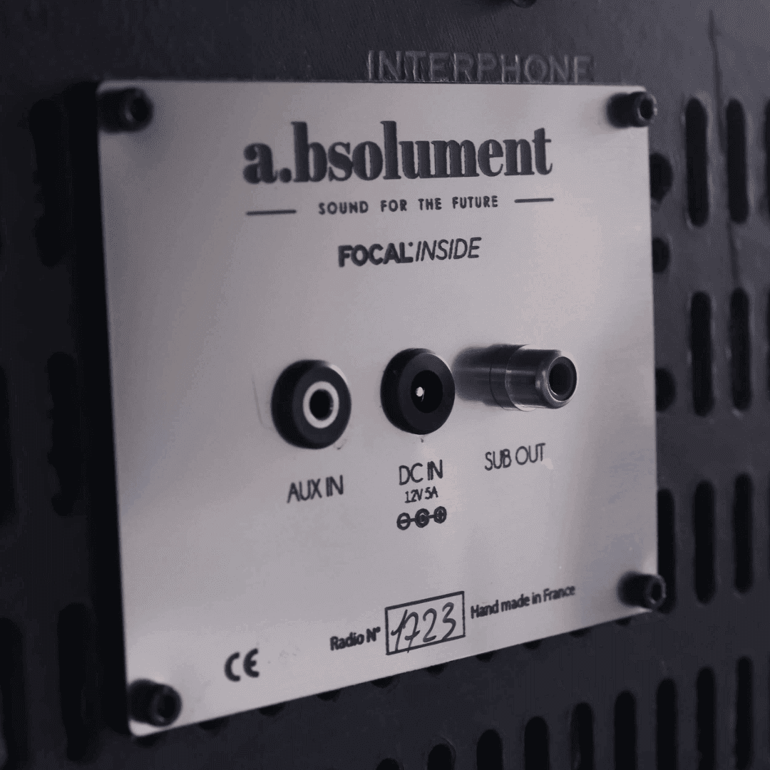 Plaque arrière d’une radio vintage modernisée avec connectiques audio et ports de connexion classiques