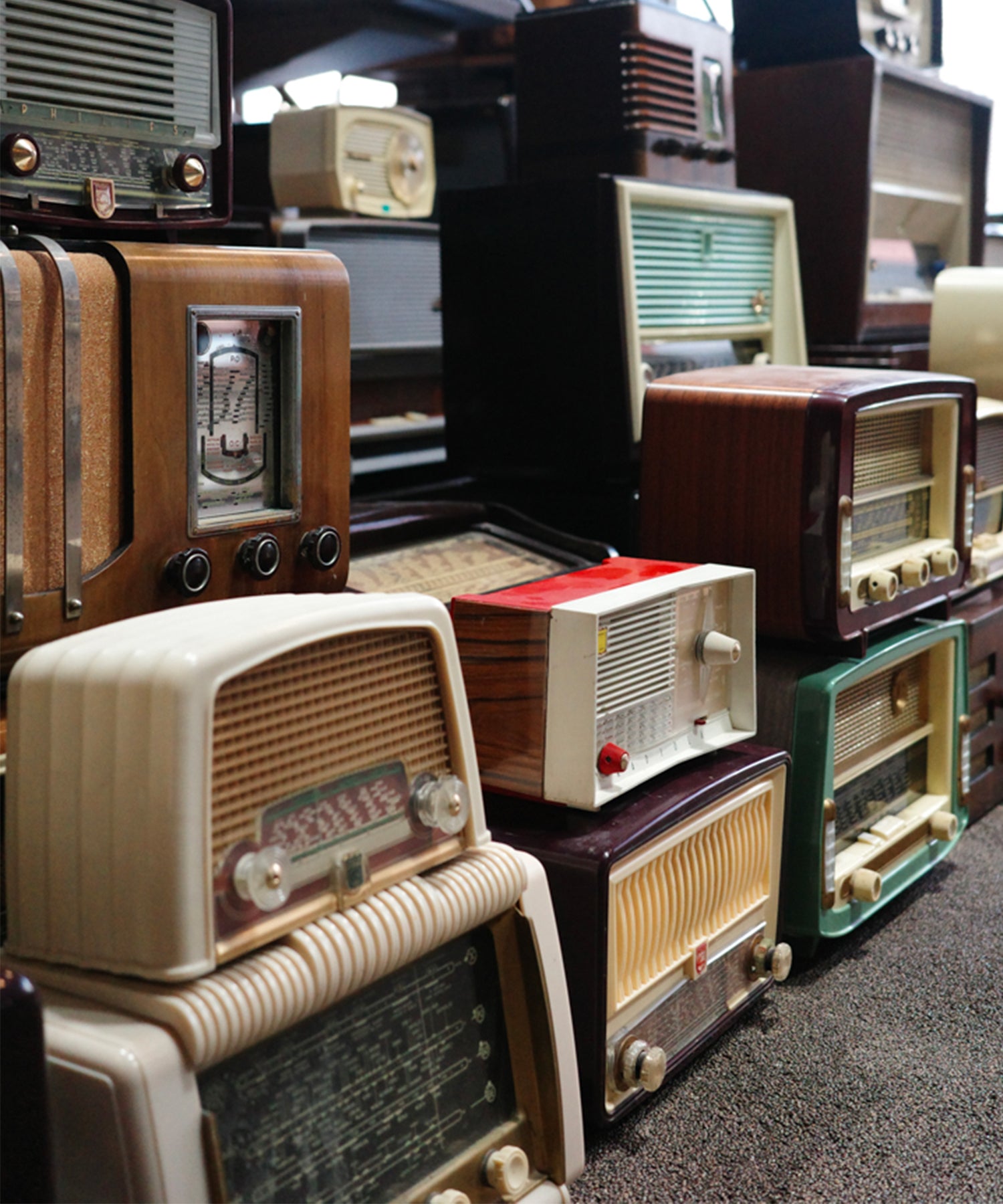 Collection de radios vintage par Focal, design rétro varié, haute qualité sonore, parfaites pour la décoration intérieure.